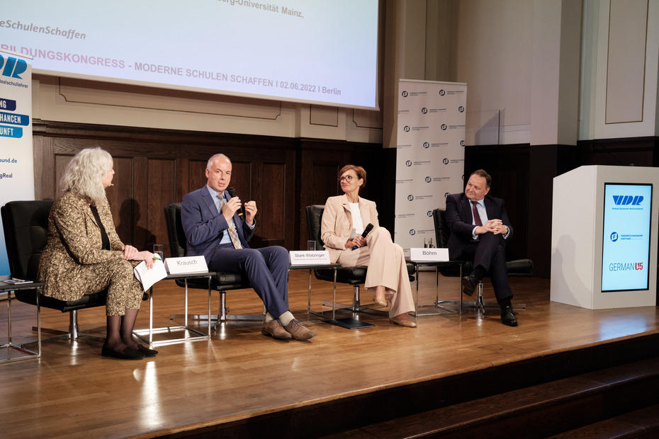 Talkrunde mit Bundesbildungsministerin Bettina Stark-Watzinger, Prof. Dr. Georg Krausch, Jürgen Böhm