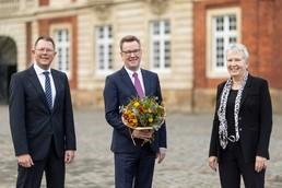 Rektor Prof. Dr. Johannes Wessels (M.). Prof. Dr. Hinnerk Wißmann, Vorsitzender des Senats, und Dr. Elke Topp, Vorsitzende des Hochschulrats