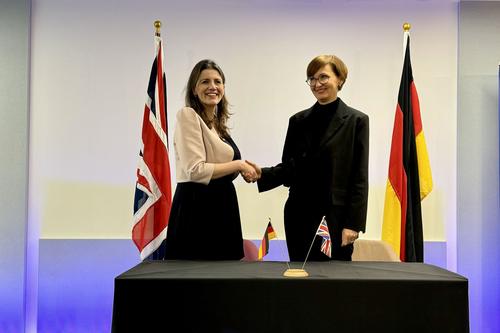 Bundesforschungsministerin Bettina Stark-Watzinger (li.) und ihrer britischen Kollegin Michelle Donelan, Secretary of State für Wissenschaft und Technologie.